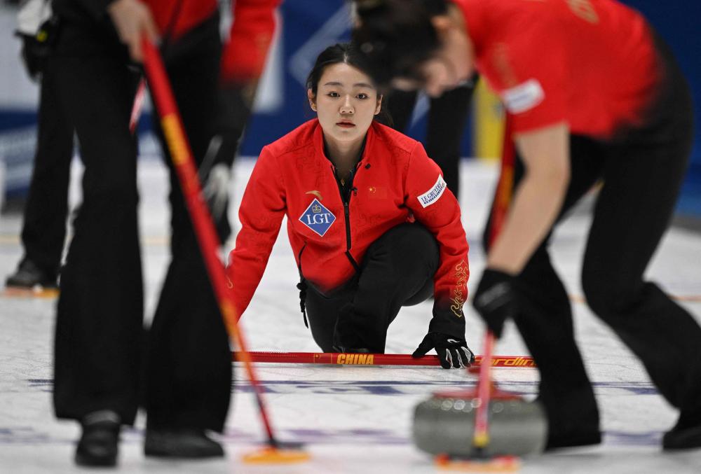 骑士新赛季表现下滑，爆冷输给马刺，主场优势助力取胜，马刺虽缺主力仍保持竞争力。