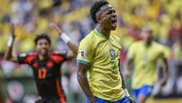 巴黎人报：一极端球迷组织庆祝成立20周年，在埃菲尔铁塔大放焰火